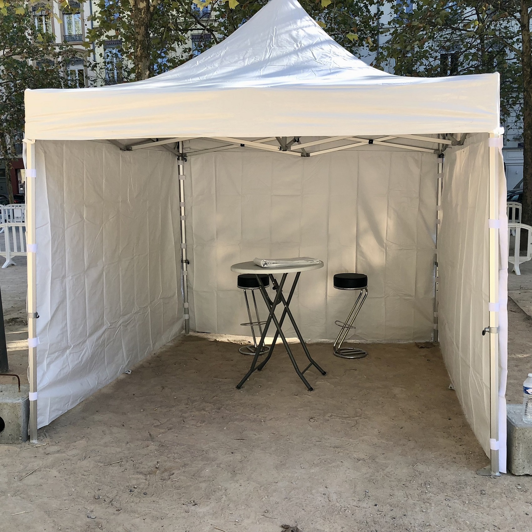 Installation de tente pliante 9m² à Lyon pour stands