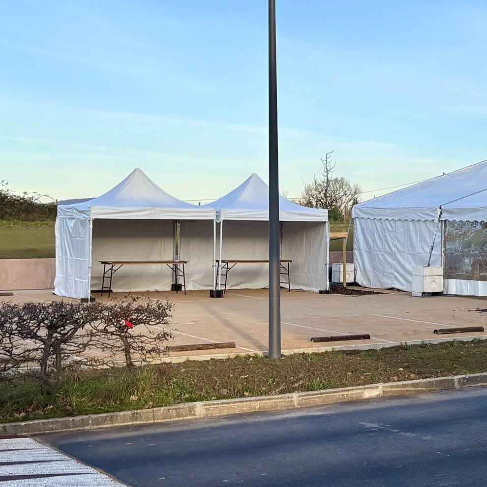 Louer une tente pour protéger du soleil lors d'une inauguration à Chaponost