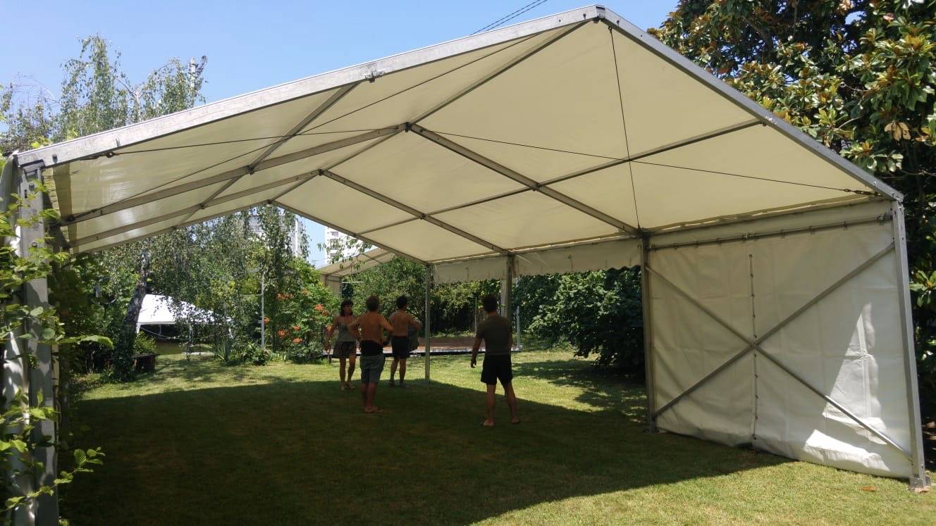 Quel est le prix de location d'un chapiteau pour 50 personnes à Lyon ?