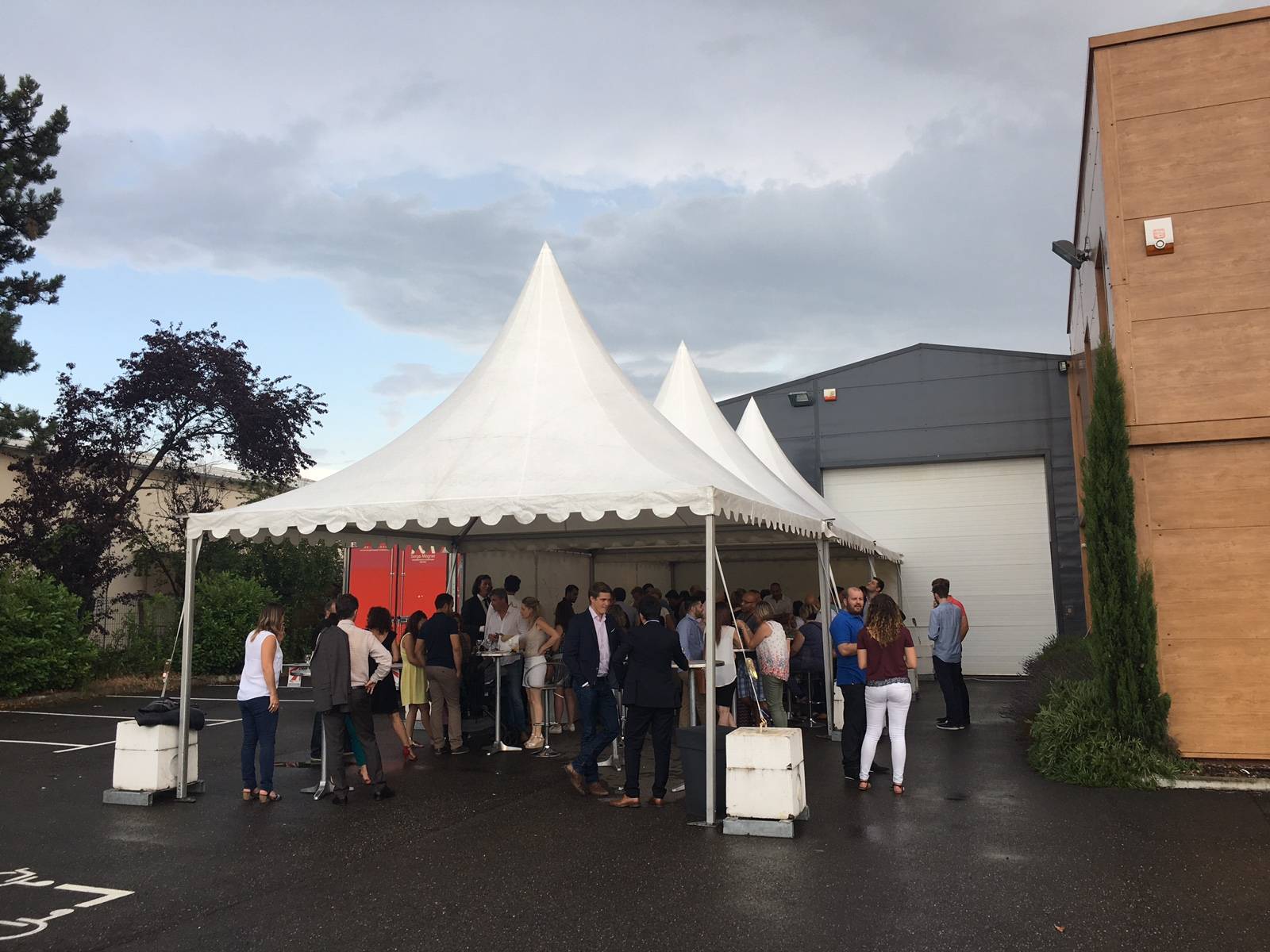 Installation de tente pour inauguration à Gens