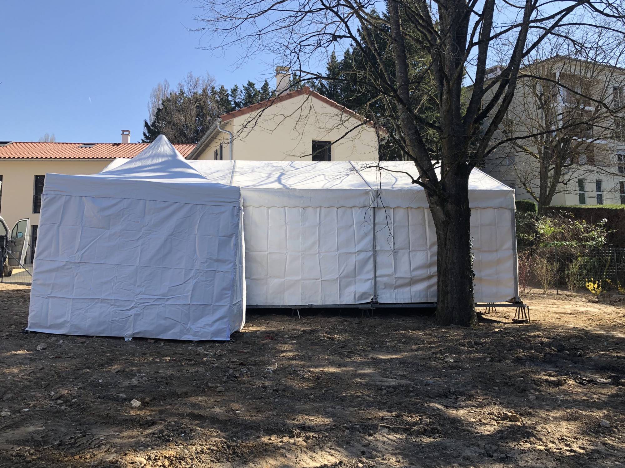 Pose de chapiteau 54m² première pierre Charbonnières