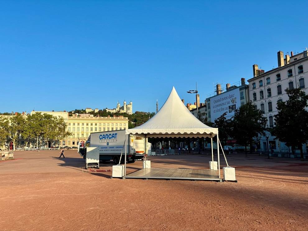 Louer une tente pour une opération commerciale place bellecour à Lyon