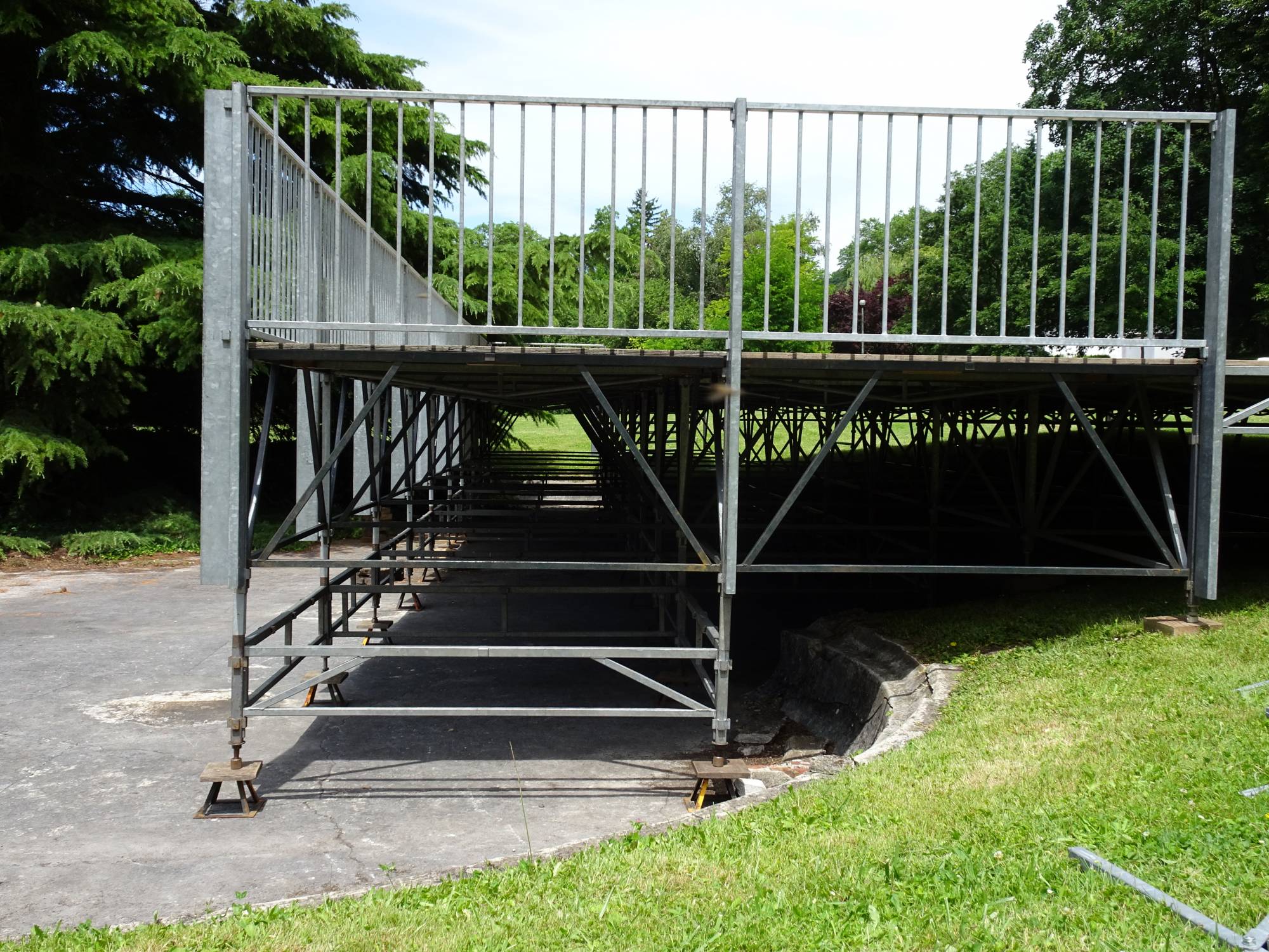 Location et installation garde-corps pour scène école Ombrosa