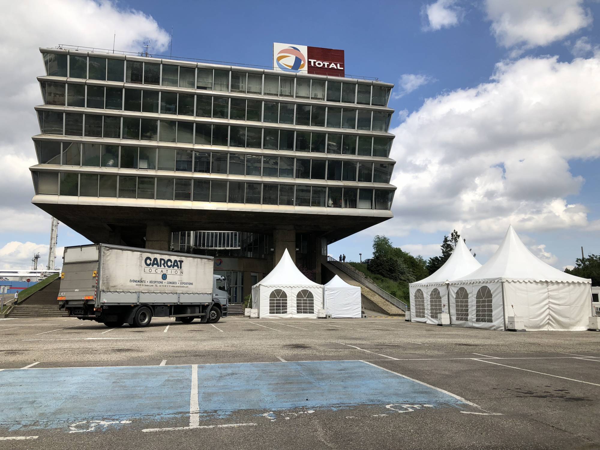 Location & installation de tentes à l’occasion de la journée mondiale de la sécurité et de la santé au travail pour le groupe Total à la Raffinerie de Feyzin