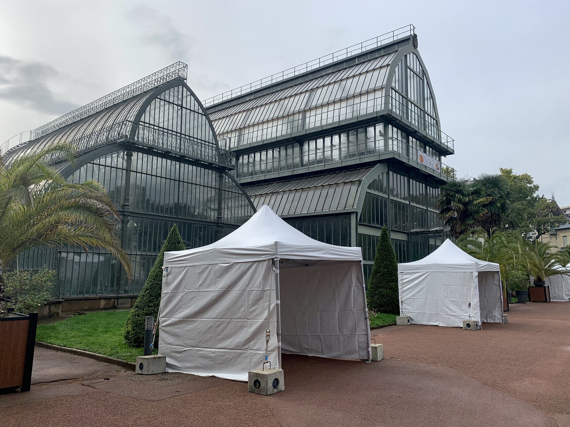 Location de tente parapluie 3x3m pour stand à Lyon